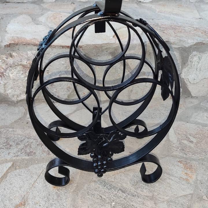 Красива стойка за вино 🍷 от ковано желязо с орнаменти!