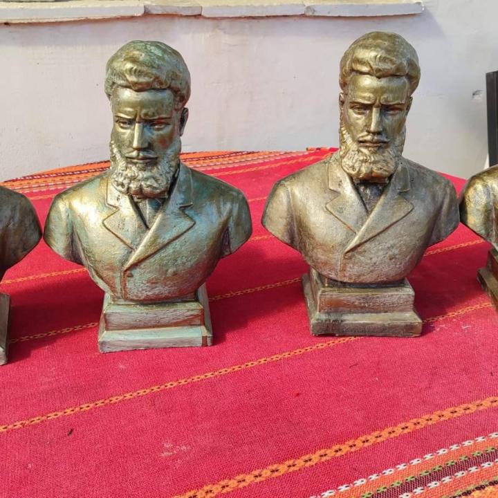 Бюст на Христо Ботев от лят бетон по калъп на майстор!