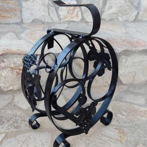 Красива стойка за вино 🍷 от ковано желязо с орнаменти!