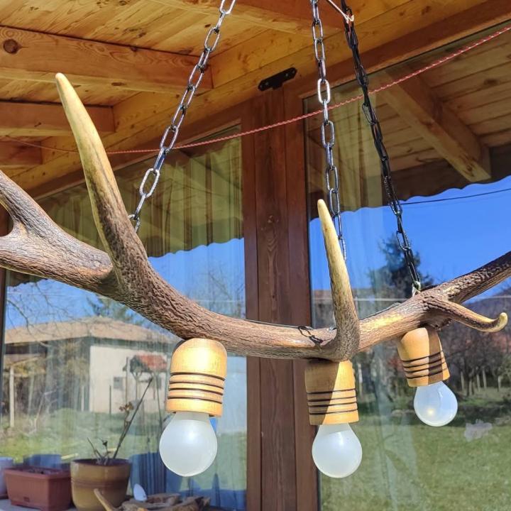 Ръчно изработен полилей от рога на елен  с  3  ръчно изработени дървени чашки!