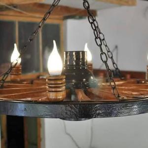 Полилеи от автентични колела от каруца с ръчно изработени дървени чашки!