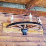 Ръчно изработени стенни лампи от реставрирани колела от каруца с 3 дървени чашки!